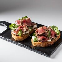 Брускетта с ростбифом, рукола, горчица в Мясная карта