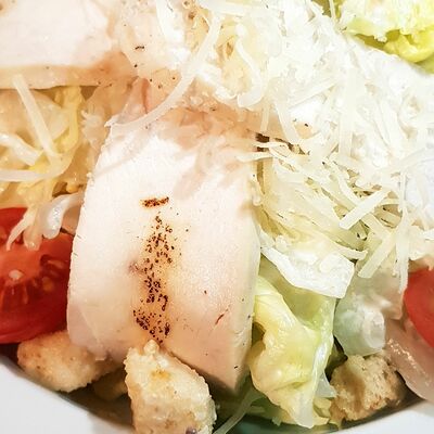 Салат Цезарь с курицей в Travel Рестобар по цене 690 ₽