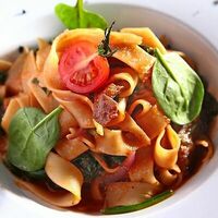 Феттуччине со шпинатом и говяжьей вырезкой в Vinograd