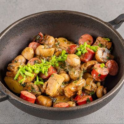 Жаркое с курицей и охотничьими колбасками в Табаско по цене 705 ₽