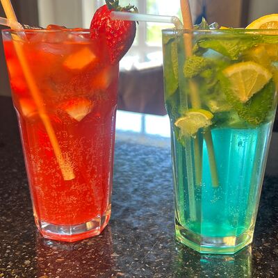 Коктейль Мохито безалкогольный (лимон, лайм, мята) (клубника, мята) в Дом блинов по цене 420 ₽