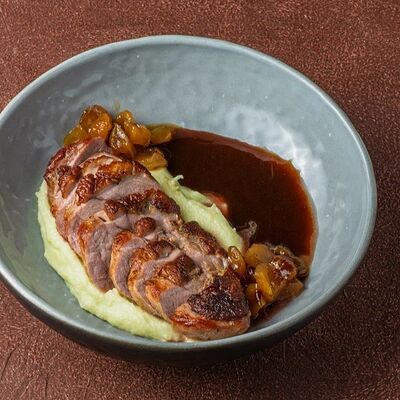 Утиная грудка с яблоками Фламбэ в Привет по цене 990 ₽