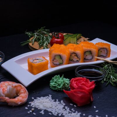 Ролл Калифорния с креветками в Sushi & Susi по цене 550 ₽