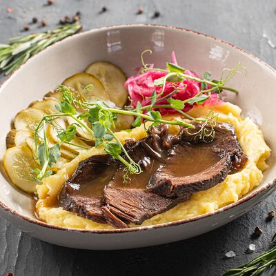 Томлёные говяжьи щечки под соусом демиглас в Гвозди по цене 890 ₽