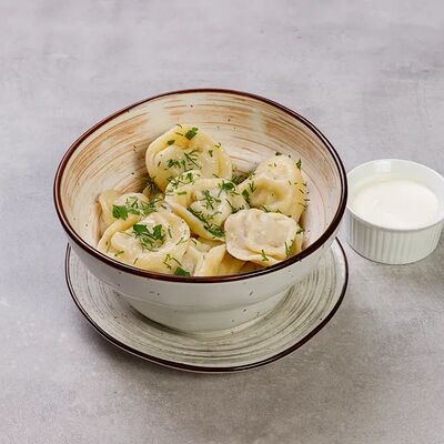 Пельмени с бульоном, сметаной и зеленью в КафеАллея по цене 600 ₽