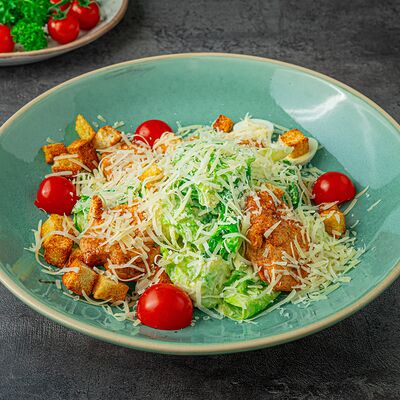 Салат Цезарь с куриной грудкойв Поляна по цене 660 ₽