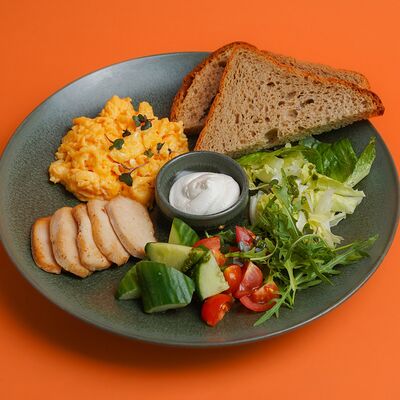 Скрембл или глазунья с цыпленком в Марсианин по цене 640 ₽