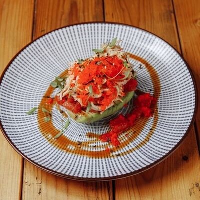 Салат с крабом и авокадо в Эбби Noodles & Sushi Bar по цене 760 ₽