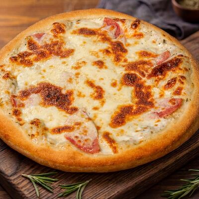 Пицца с ветчиной и сыром в Мама Испекла по цене 640 ₽