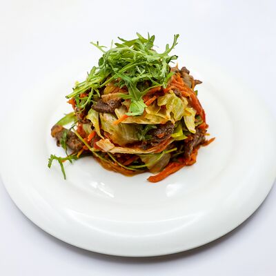 Салат овощной с телятиной, грибами и соусом из помидоров в Собрание по цене 885 ₽