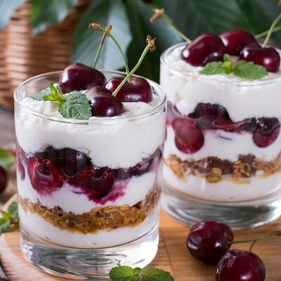 Греческий йогурт с гранолой и вишней в Три печки по цене 290 ₽