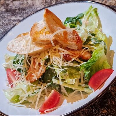 Цезарь с курицейв Мангал Хаус по цене 475 ₽