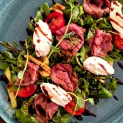Салат с ростбифом, рукколой и битыми кабачками в Шафран по цене 605 ₽