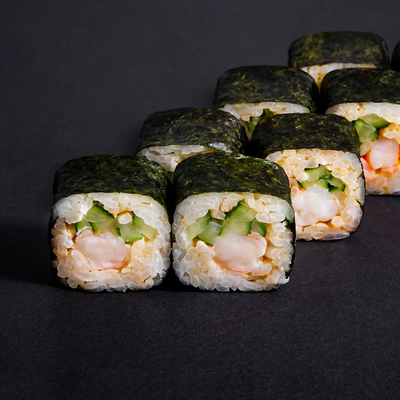 Ролл с креветками, огурцом и спайси соусом в Мафия №1 по цене 499 ₽