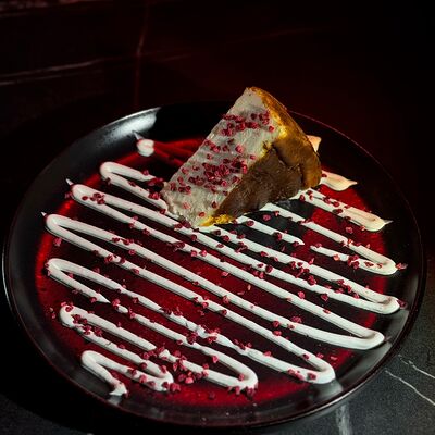 Чизкейк баскский в Red Rocket Bar по цене 370 ₽