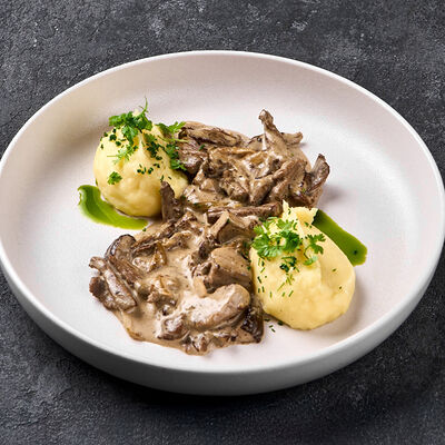 Бефстроганов с белыми грибами и картофельным кремом в Urartu по цене 970 ₽