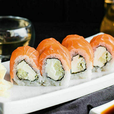 Ролл Филадельфия с лососем в Баклажан в ТЦ 