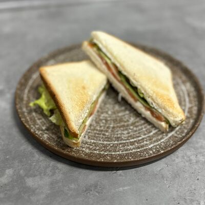 Сэндвич с лососемв Black Hot Coffee по цене 526 ₽