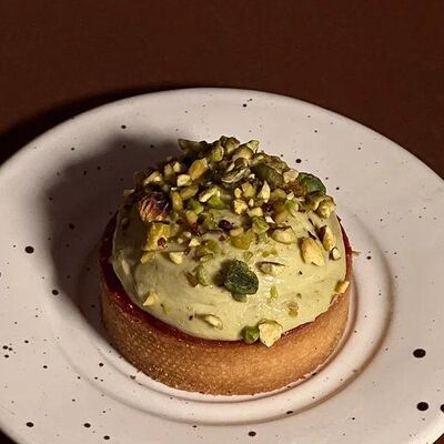 Тарт Фисташка-клубникав Biscuit House по цене 600 ₽