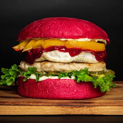 Бургер She в Rebro мясо & бургеры по цене 930 ₽