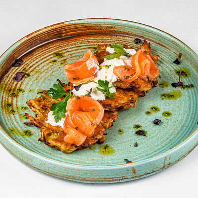 Оладьи из кабачка и картофеля с сёмгой и страчателлойв Фёст по цене 650 ₽