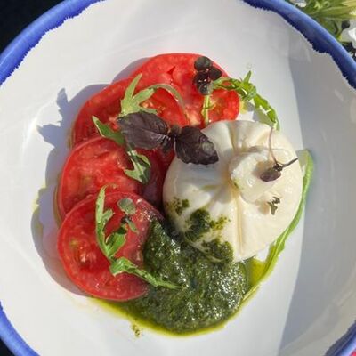 Буррата с томатами в Gaelaebu по цене 690 ₽