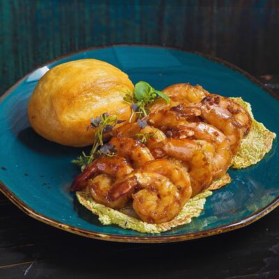 Креветки в соево-чесночном соусе, булочка в Длинный нос по цене 820 ₽