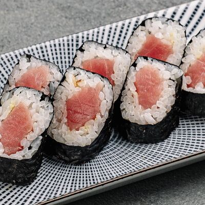 Хосомаки тунец в Umami по цене 550 ₽