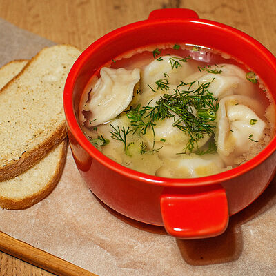 Пельмени куриные с бульоном в Кафе Наше Место по цене 350 ₽