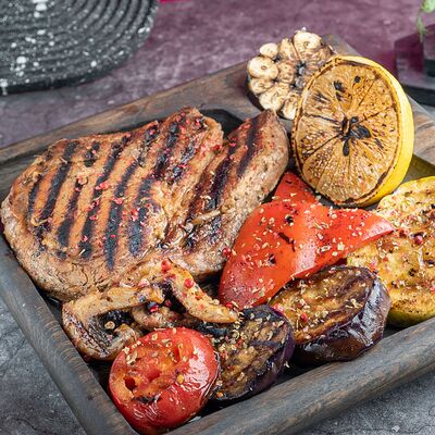 Стейк cвинoй с овощами гриль в Новые Лица по цене 850