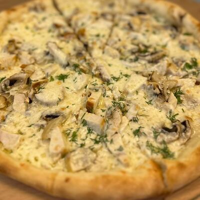 Пицца жюльен с курицейв ГлобалБистро по цене 650 ₽