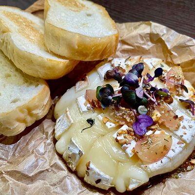 Запеченный камамберв Vinokurov karaoke rest по цене 995 ₽