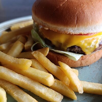 Чизбургер с котлетой из говядины в Кролик и Волк по цене 650 ₽