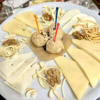 Ассорти сырное по-кавказски в Троя