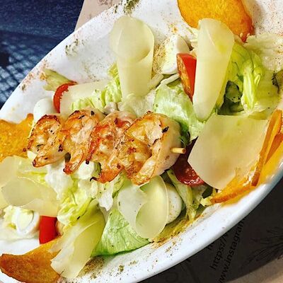 Цезарь с креветками гриль в Restobar Бекон по цене 810 ₽