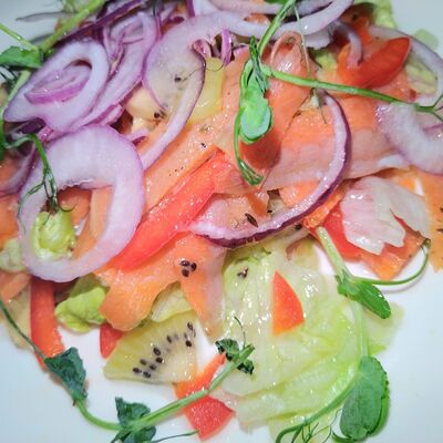 Салат из семги с киви в Вкусснов по цене 540 ₽