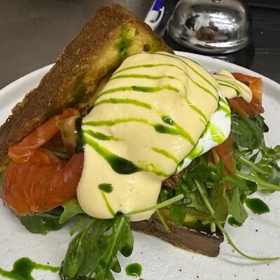 Бриошь с форелью слабосоленой и яйцом пашотв Опытный по цене 680 ₽