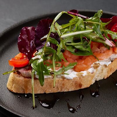 Брускетта с лососем в По Чесноку по цене 413 ₽