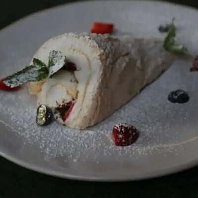 Меренговый рулет в Tin по цене 680 ₽