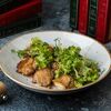 Салат из киноа и куриных крылышек в McKey Pub & Restauraunt по цене 560