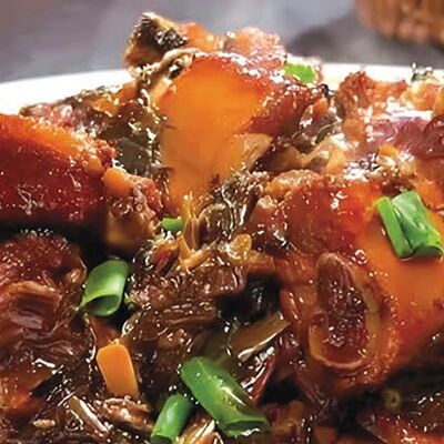 В15 Свиные ребра с китайскими соленьями 梅干菜烧排骨 в Charlie tea по цене 820 ₽