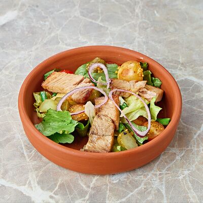 Салат с бужениной и вялеными томатами в Mamito по цене 450 ₽