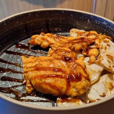 Цыплёнок с тыквенными ньоками в Houston bar по цене 680 ₽