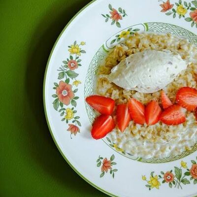 Овсянка с халвой и фруктамив Benedict по цене 18 р.