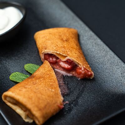 Блин с клубникой в Два веселых гуся по цене 230 ₽