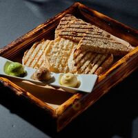 Хлебная доска с тремя видами масла в Juno