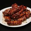 Куриные крылья в медово-имбирном соусе M в Harats Pub по цене 1035