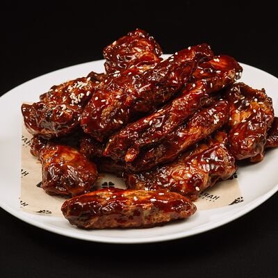 Куриные крылья в медово-имбирном соусе M в Harats Pub по цене 1035 ₽