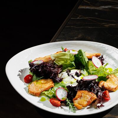 Салат А-ля Цезарь в Вартазия по цене 980 ₽