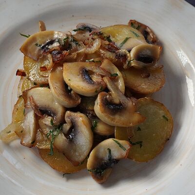 Картофель, жаренный с грибами в Рандеву по цене 250 ₽